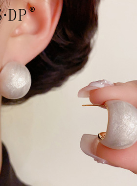 s925银针气质时尚温柔百搭白色C形耳钉女小众简约复古设计感耳环