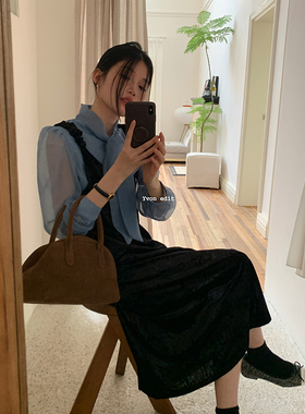 丝绒吊带裙秋冬2023年新款法式复古赫本风外搭连衣裙女宽松小黑裙