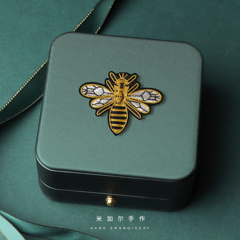 印度丝手工刺绣小蜜蜂胸针设计感小众气质轻奢西装衣服别针配饰女