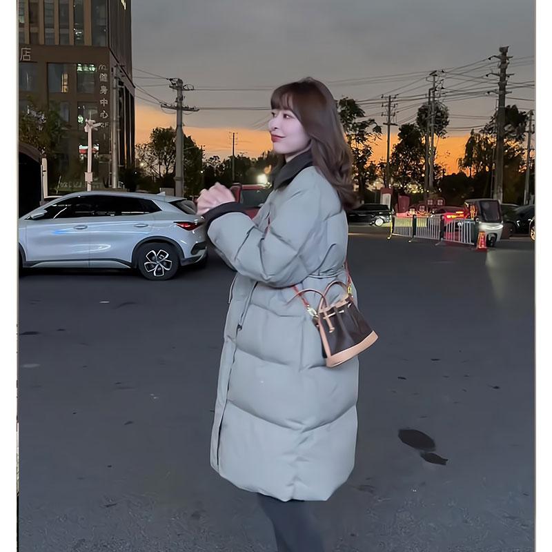 撞色翻领中长款系带收腰羽绒服