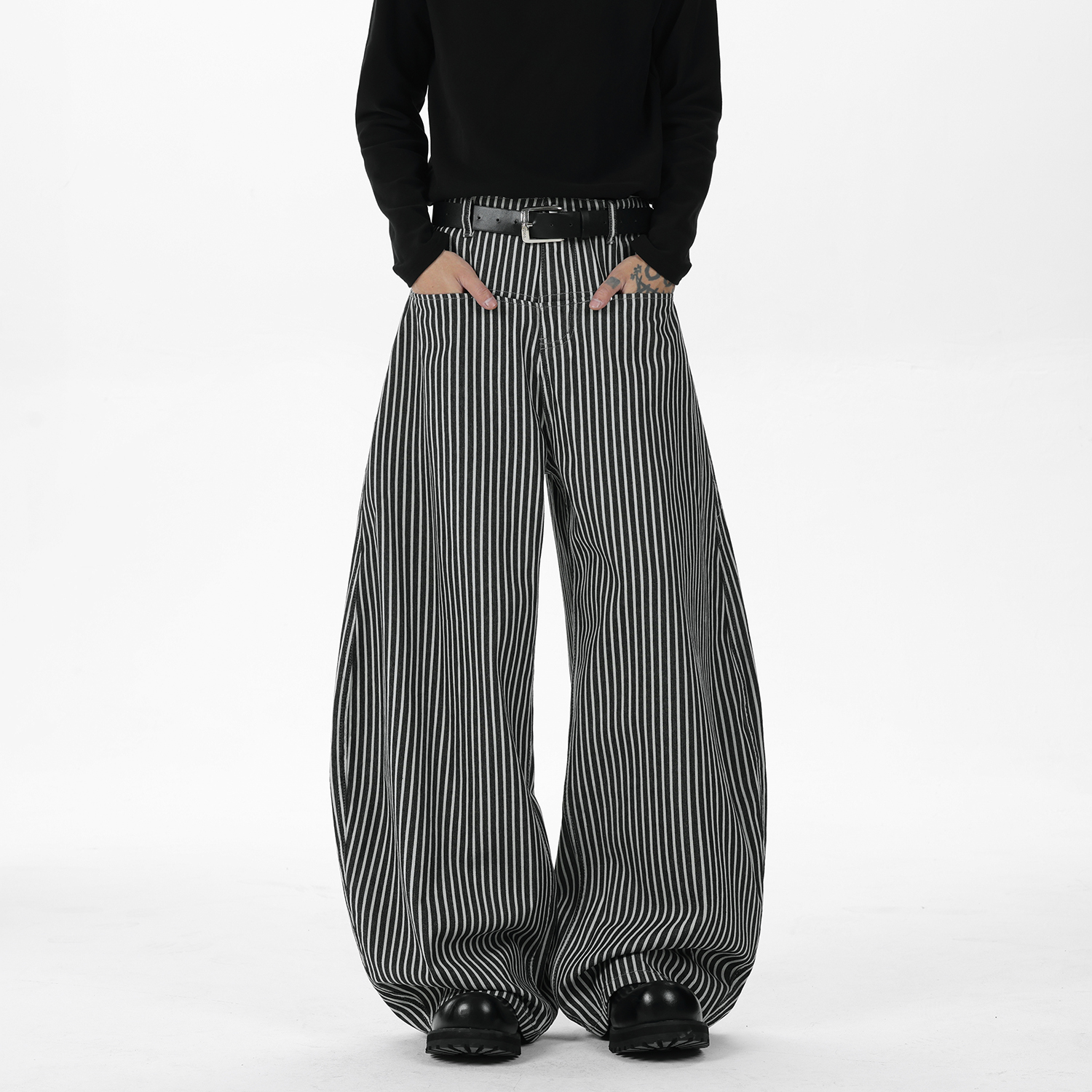 现货A412-DM507-特P51-限价98-竖条纹弯刀廓形一字袋牛仔裤,男装牛仔裤,电商A412 现货A412-DM507-特P51-限价98-竖条纹弯刀廓形一字袋牛仔裤,男装牛仔裤,电商A412