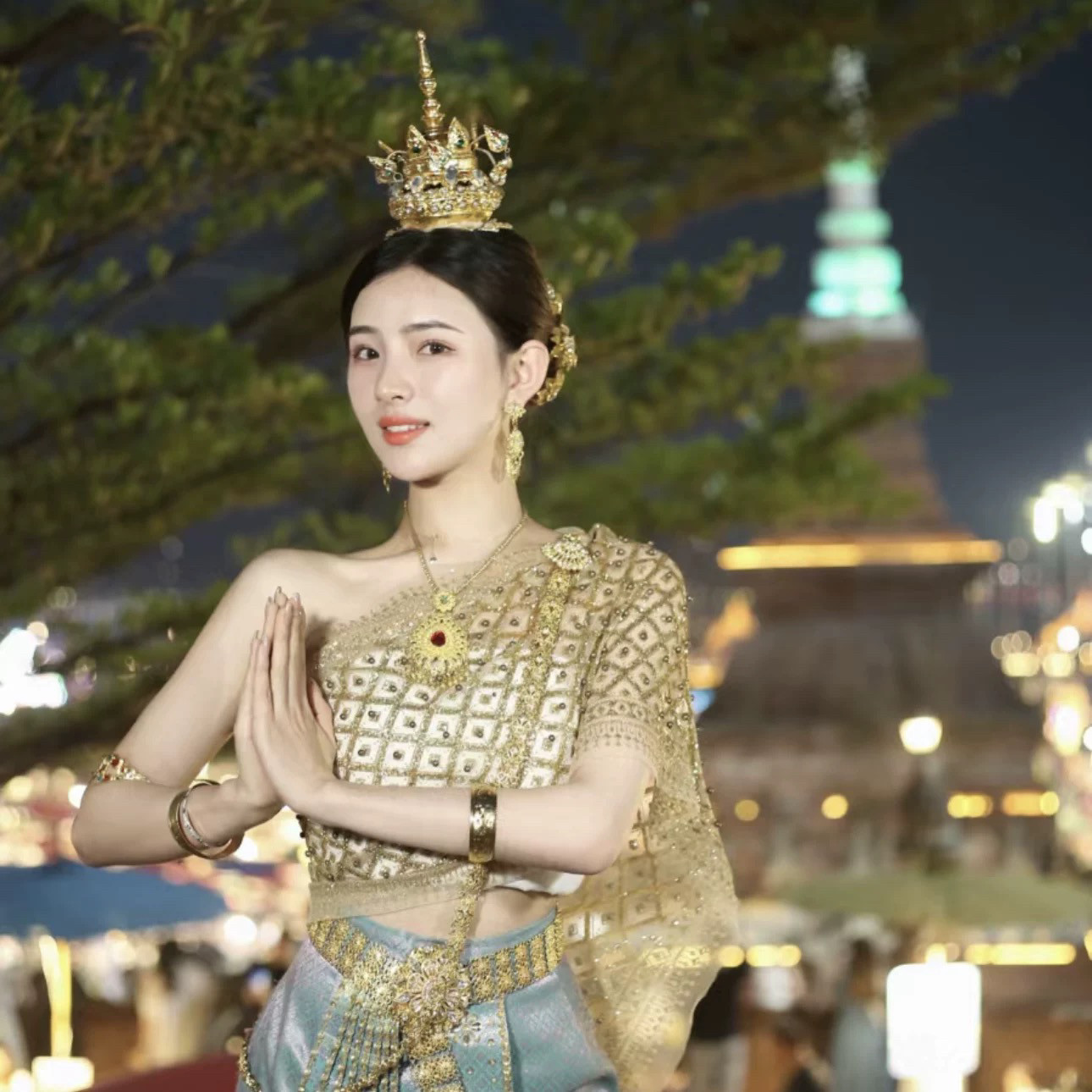 泰国皇冠金色宝塔西双版纳民族饰品傣族舞台演出影楼婚礼拍照云南
