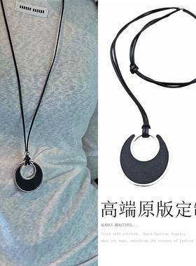 欧美新款圆牌皮革吊坠皮绳项链时尚百搭个性轻奢毛衣链辣妹卫衣链