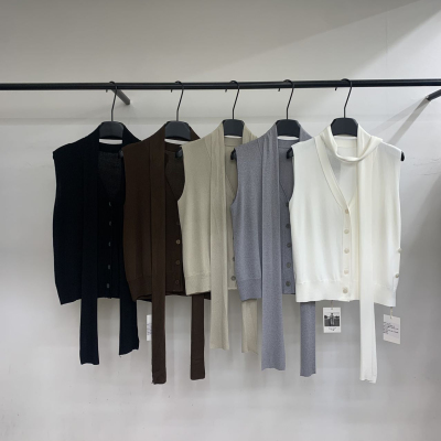 一丸 Yvon edit-新简约双边侧扣多穿法背心针织马甲(配飘带)7779