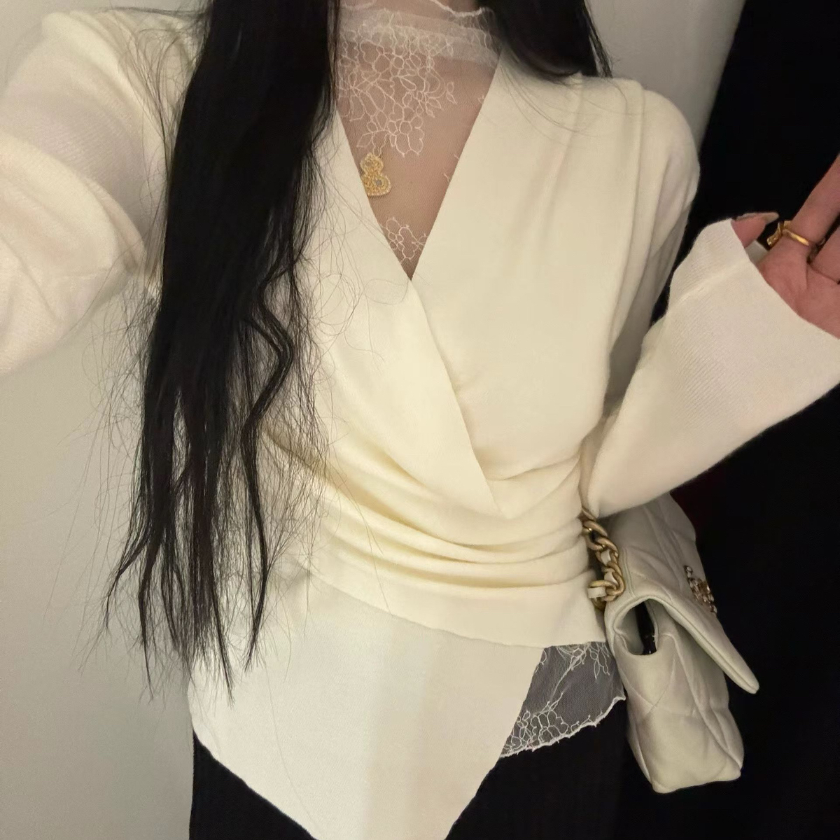 DARA ROSE-半高领蕾丝拼接设计感交叉V领针织衫S7853