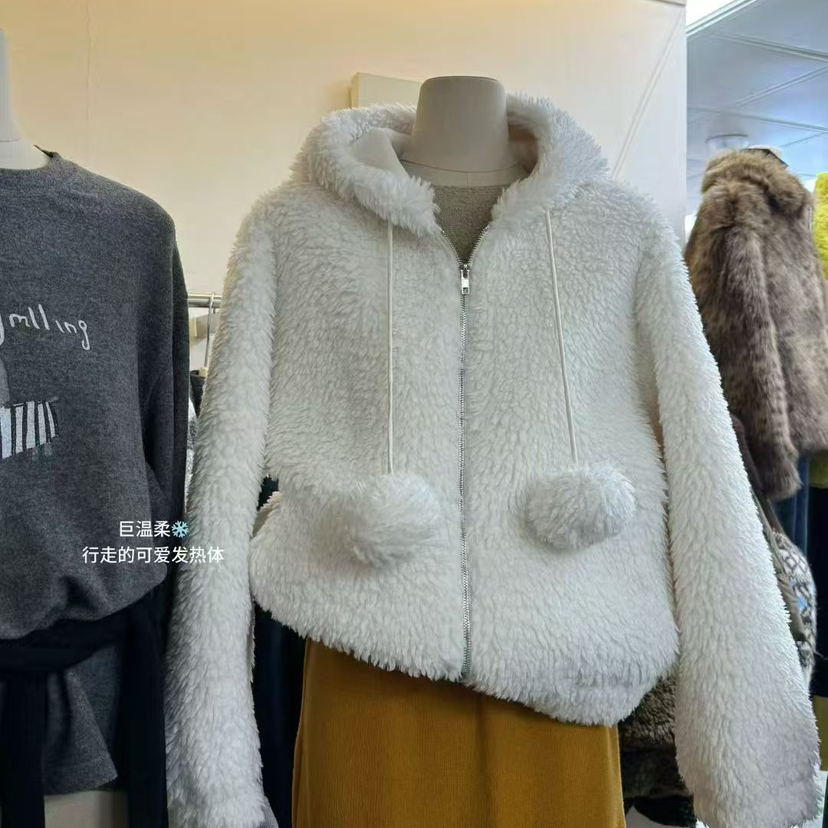 FIFTEEN-冬上新氛围感蓬松毛球装饰宽松短外套8688