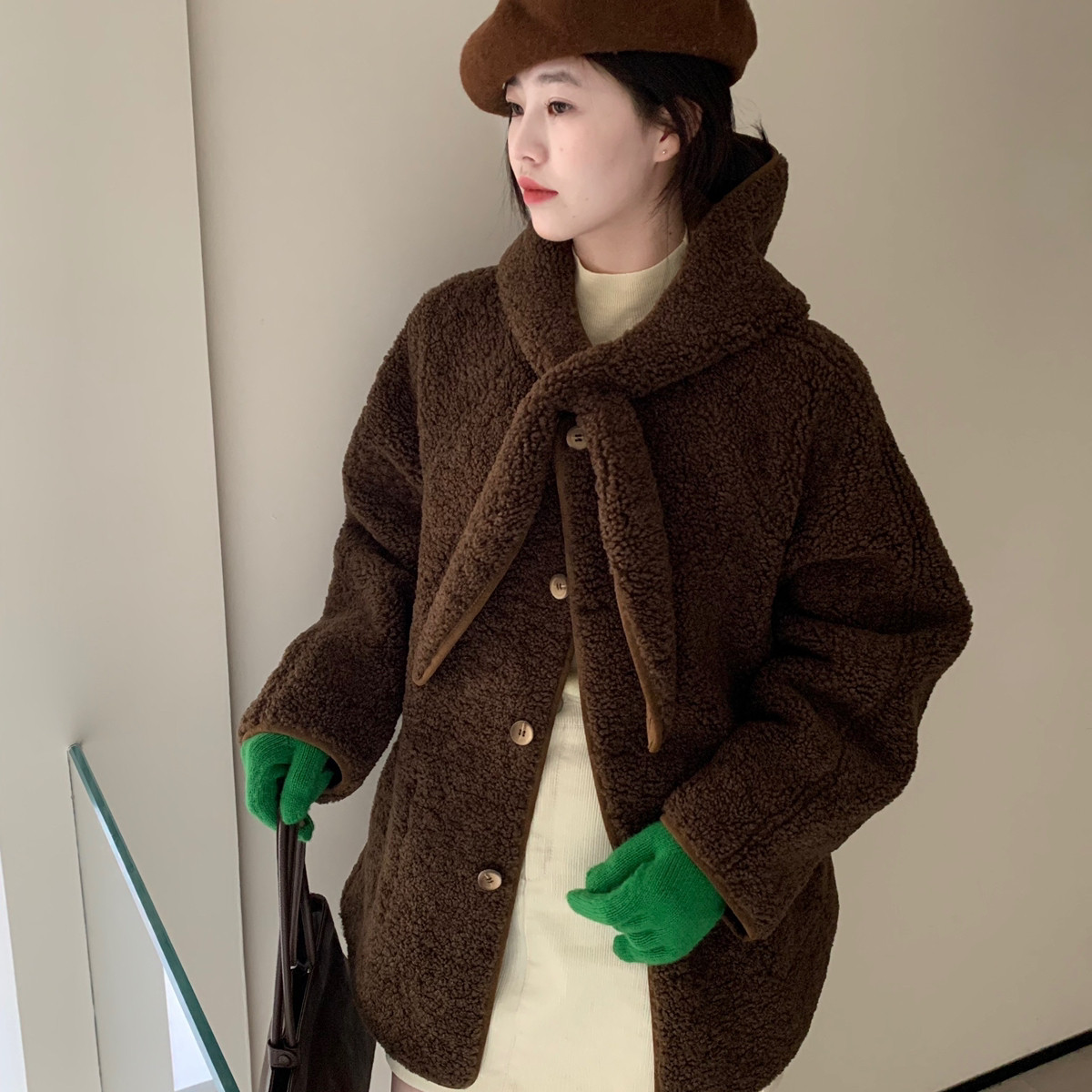 MUUTIS牧缇-冬上新韩系简约连帽可爱羊羔毛口袋系带短外套tp2668