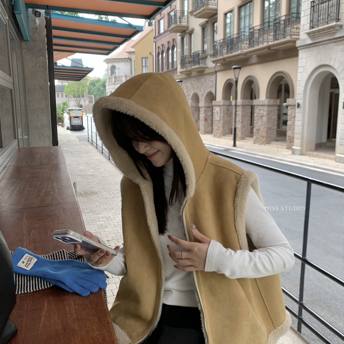 MISS密思家-慵懒时髦感韩系双面穿仿皮毛一体连帽加厚马甲W6927