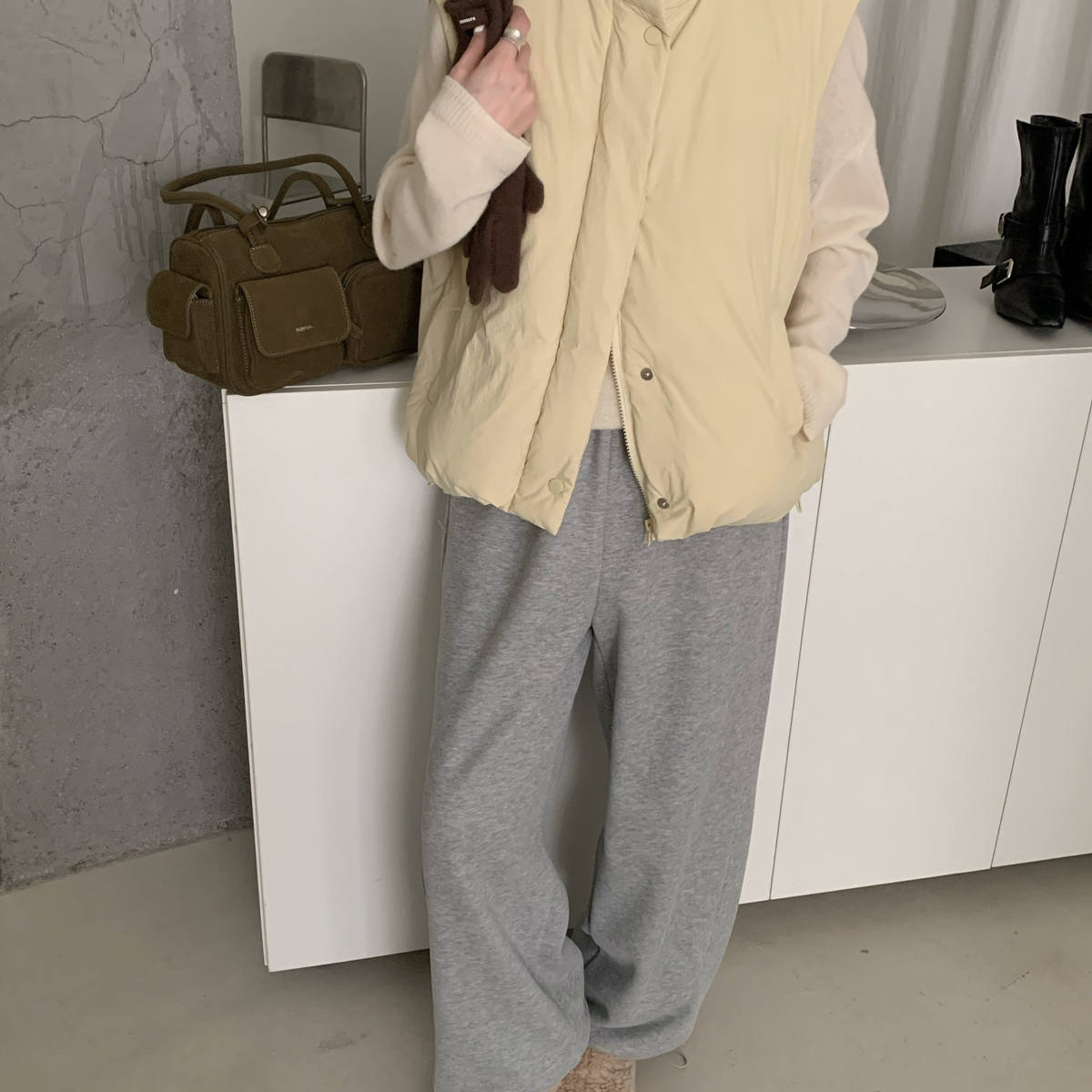 V.STUDIO-冬上新纯色百搭温柔时尚羽绒马甲60366