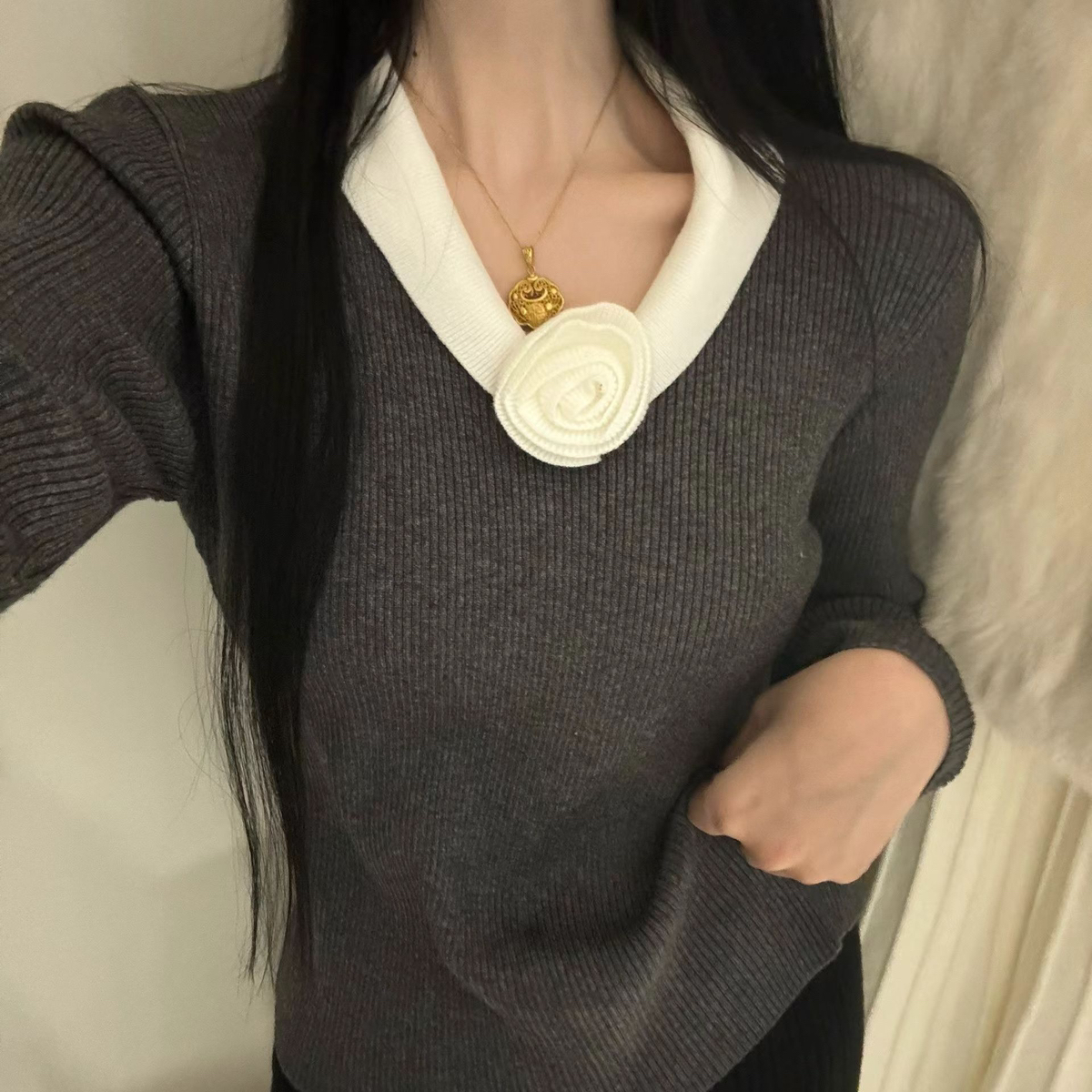 DARA ROSE-复古V领撞色拼接独特修身显瘦收腰针织衫S7823