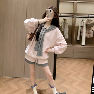 TMP 甜莓派-计感撞色一字肩多穿连帽宽松加绒卫衣+短裤套装HS6006