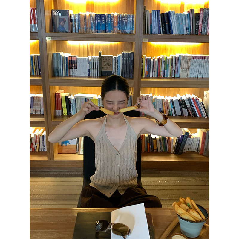 NEW OPEN-26夏法式v领外穿麻花挂脖短款针织小吊带女背心W26C8813