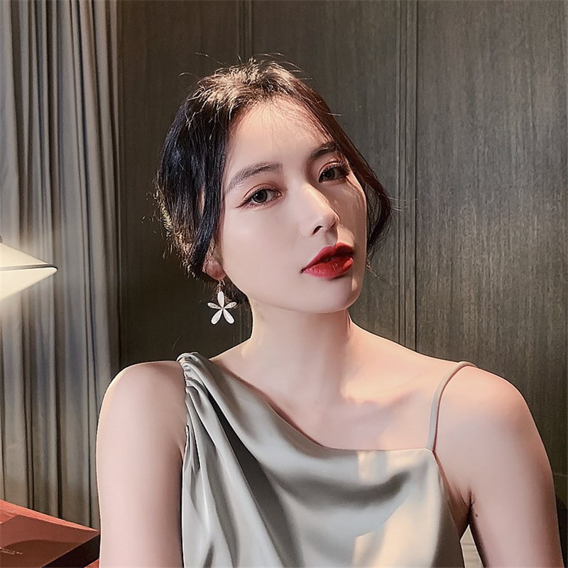 韩国设计感大气五瓣花瓣镶钻耳环网红白色花朵新V潮气质清新耳坠