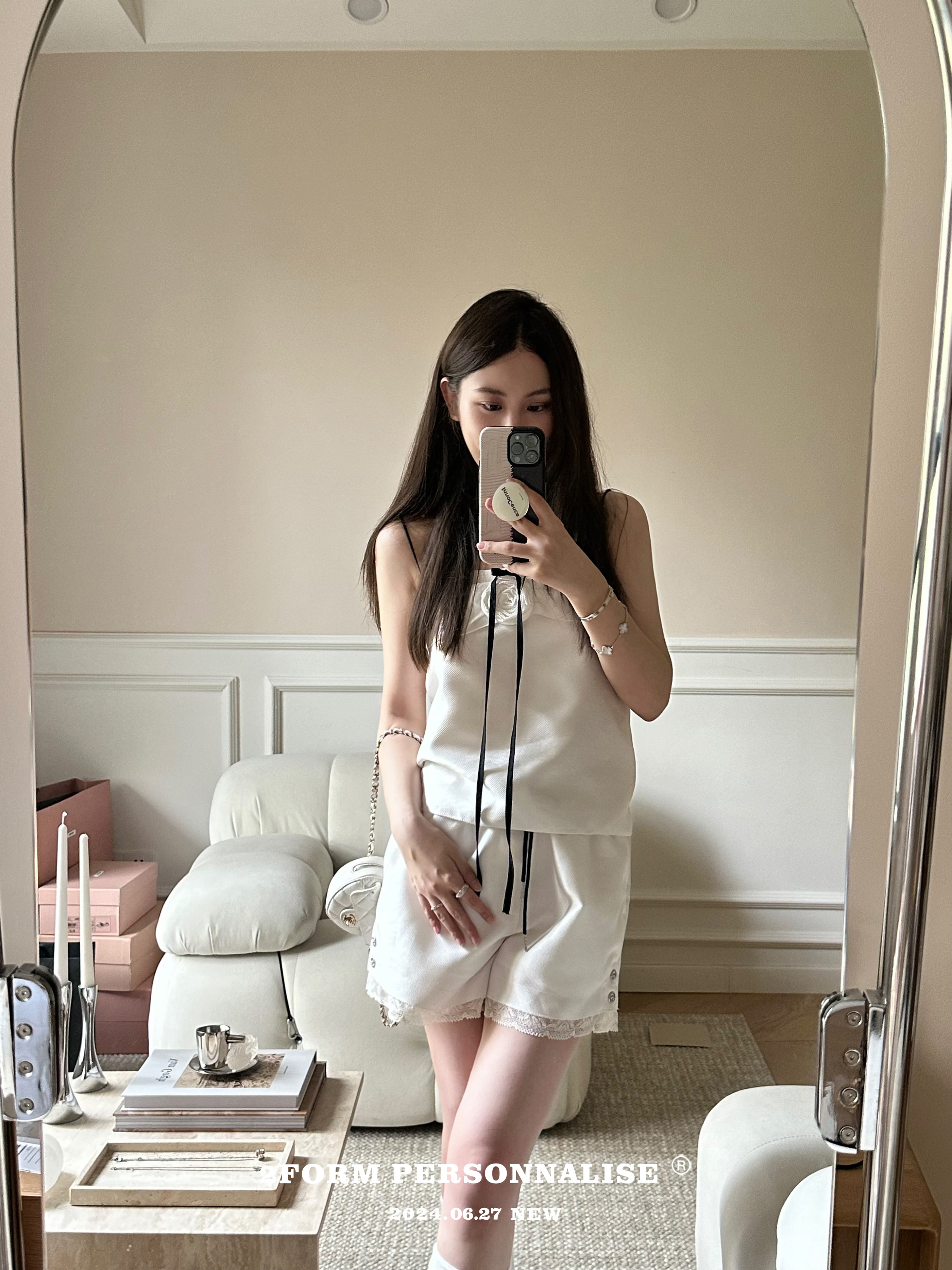 2FORM by H 修身气质玫瑰吊带上衣+休闲蕾丝格子短裤