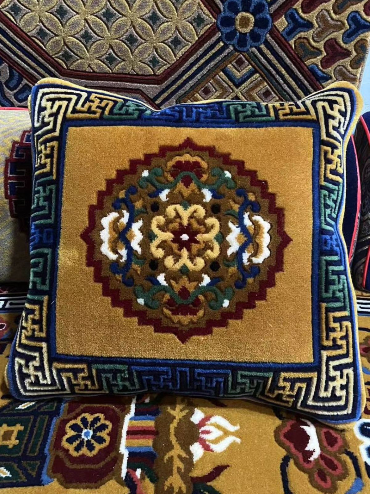 藏式纯羊毛抱枕靠垫靠枕柔软枕头沙发汽车床头垫子正方形中式靠枕