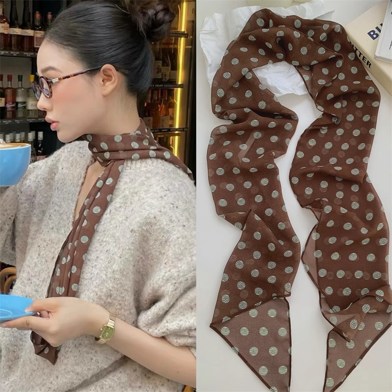 婷崽长条丝巾波点搭配系脖