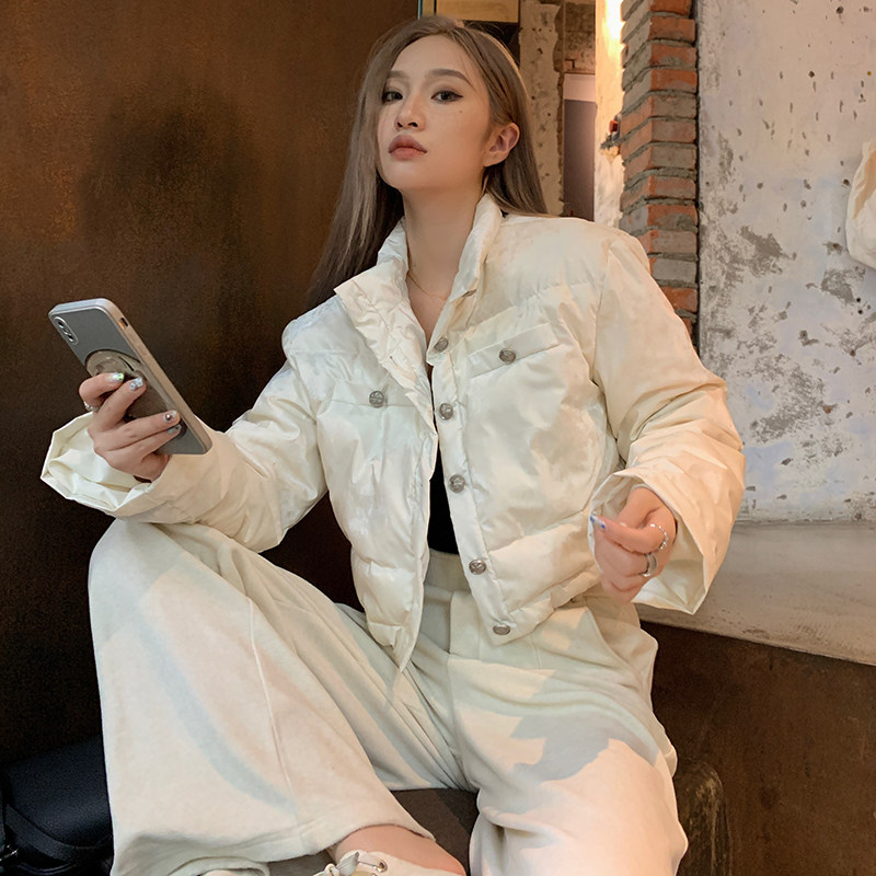 TA suki_哈尼雪乡 超级软和的白色短款羽绒服显瘦不臃肿小众上衣