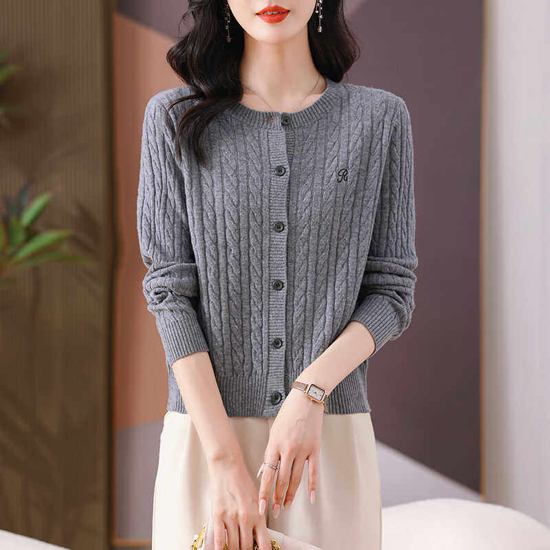 时尚朗姿秋冬新款高级感灰色麻花羊毛针织开衫女圆领短款毛衣外套