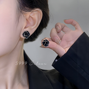 999纯银耳针黑色山茶花耳钉女轻奢小众设计气质耳饰2025新款耳环