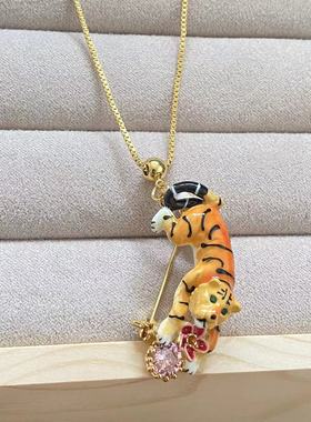 珐琅女老虎与粉钻花朵胸针项链