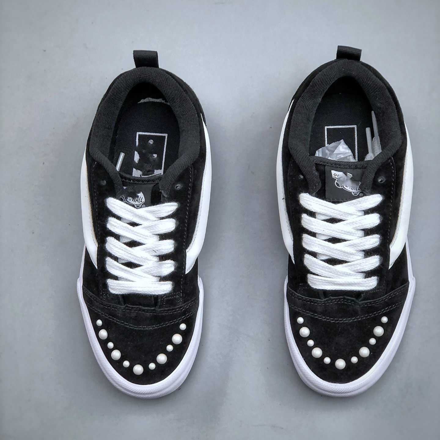 Knu Skool 珍珠铆钉黑白低帮面包鞋板鞋反毛皮男女鞋VN000E9XBLA