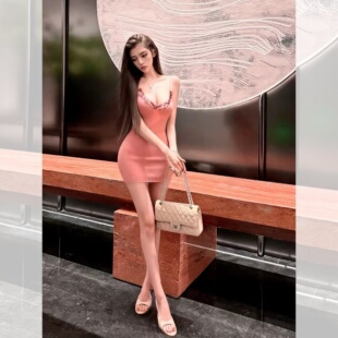 简约气质挂脖设计包臀裙修身显瘦勾勒曼妙身姿展现迷人女人味