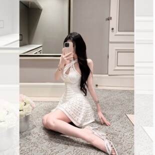 气质轻熟修身挂脖连衣裙性感镂空设计感露肩露背显身材夏日约会