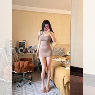 甜美系吊带连衣裙修身包臀带胸垫设计感勾勒身形约会露背气质穿搭