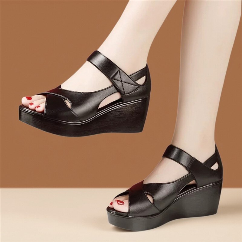 坡跟鱼嘴魔术贴凉鞋女2025春夏新款妈妈凉鞋中年女士妈妈鞋厚底鞋