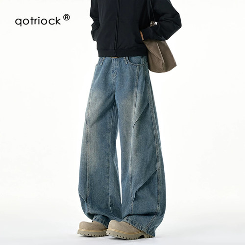QOTRIOCK水洗做旧压褶弯刀牛仔裤