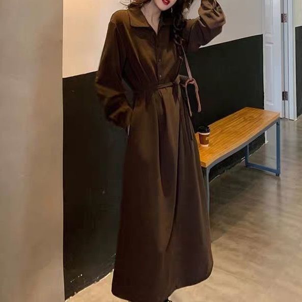 咖色衬衫连衣裙女2026早秋季新款法式气质复古赫本风长裙收腰裙子
