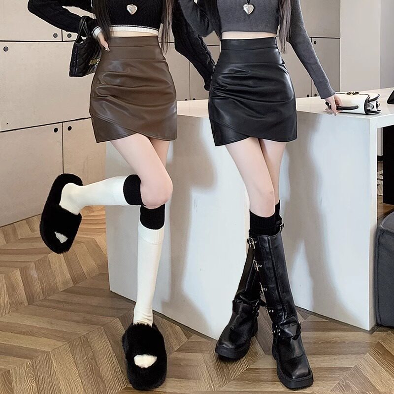 黑色pu皮裙子半身裙女春秋季2026新款高腰显瘦不规则褶皱包臀短裙