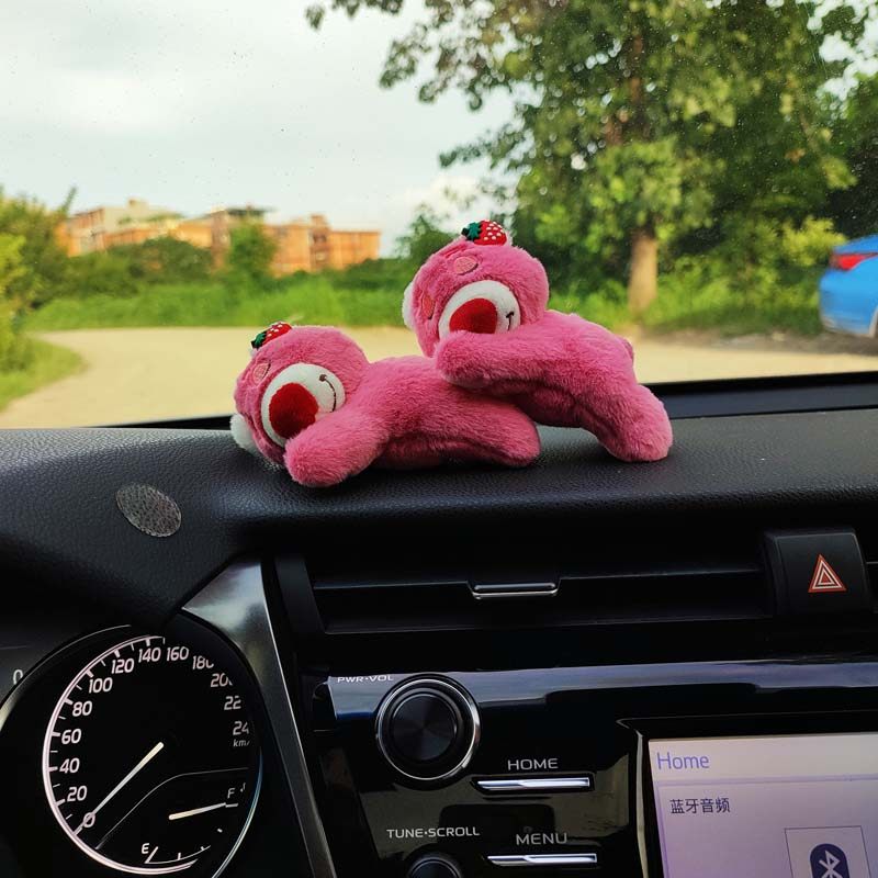 车载摆件草莓熊汽车中控台毛绒趴姿熊装饰品女生车内可爱网红玩偶,汽车用品/电子/清洗/改装,摆件,淘宝优惠券,粉丝福利购,淘宝优惠卷
