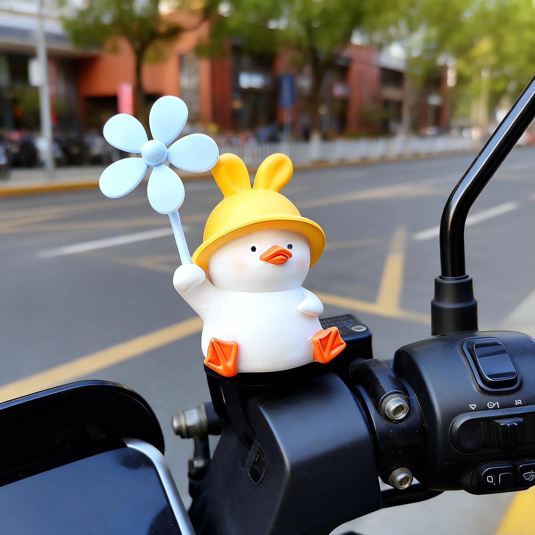 创意可爱小鸭子风车竹蜻蜓电瓶自行汽车载电动摩托装饰品遛娃神器