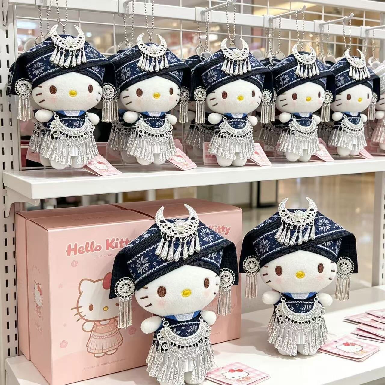 正版民族风苗疆少女HelloKitty包包挂件可爱凯蒂猫玩偶钥匙扣礼物图片