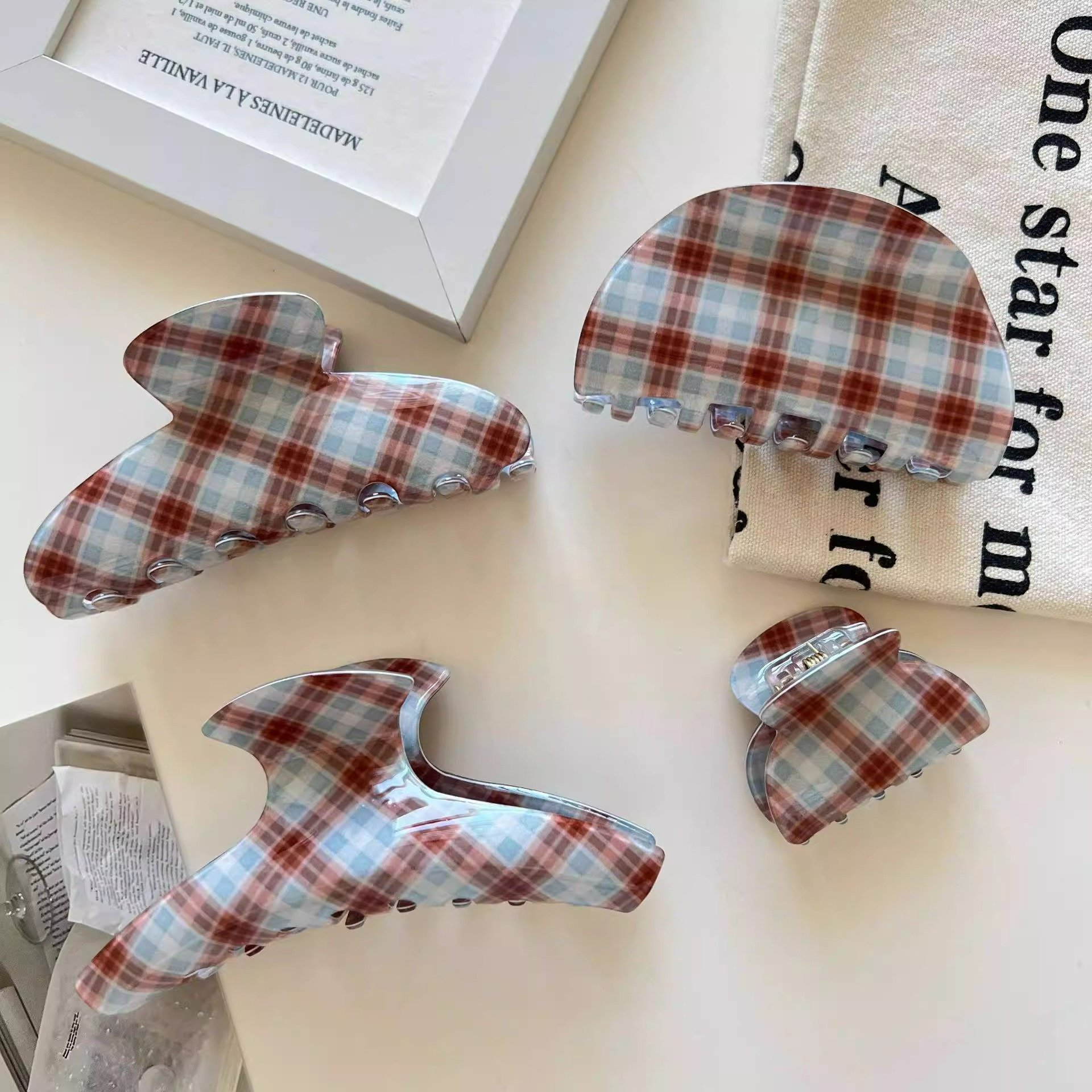 秋冬新款棕蓝格纹抓夹复古高马尾鲨鱼夹发夹简约后脑勺盘发抓发饰