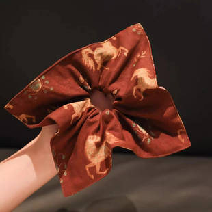 迎新年！红色骏马印花方巾发圈马年本命发饰三角形抓夹后脑勺头饰