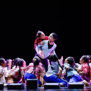 留守儿童表演服暖大山深处的梦把爱寄回家流动娃弄堂记忆演出服装