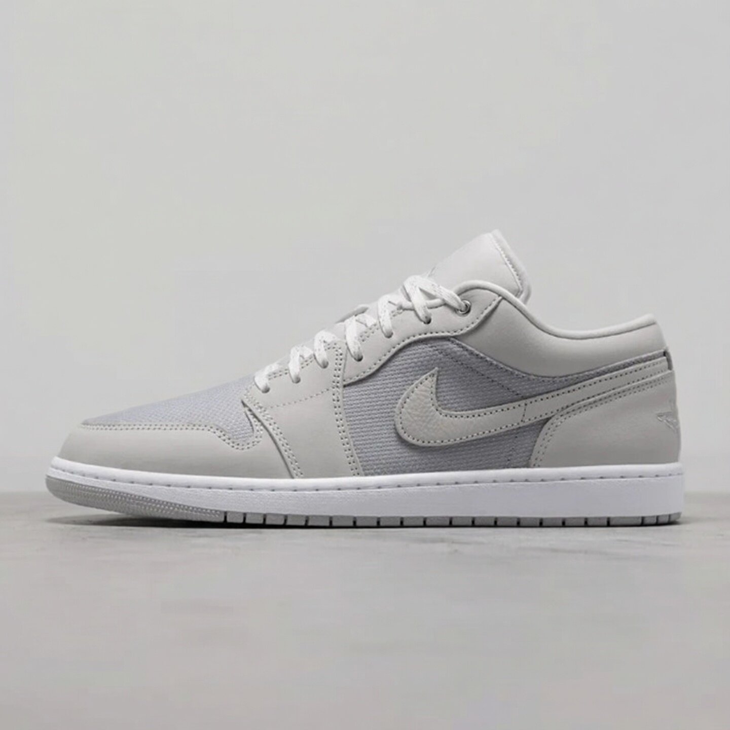 NiKe耐克男鞋子2026秋季新款JORDAN 1低帮休闲潮流板鞋IO2049-100