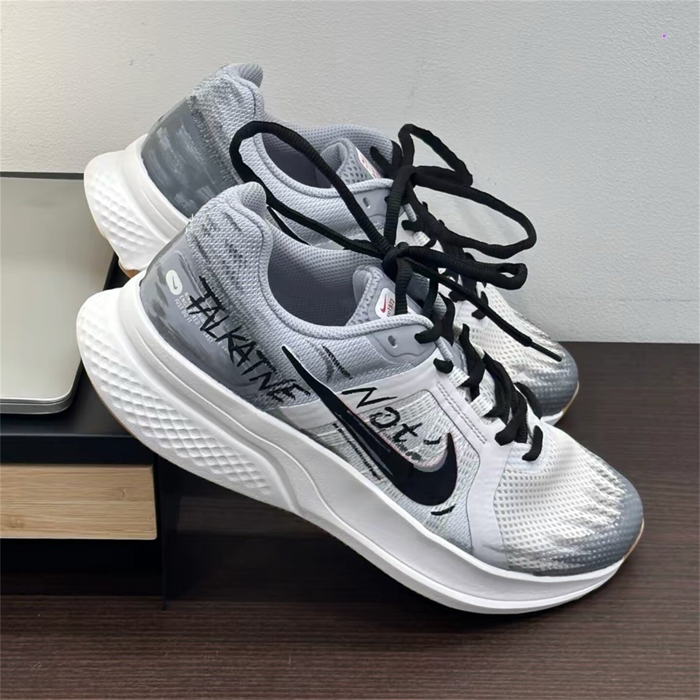 【球鞋定制】Nike耐克男鞋子 素墨轻驰 街头涂鸦运动休闲跑步鞋