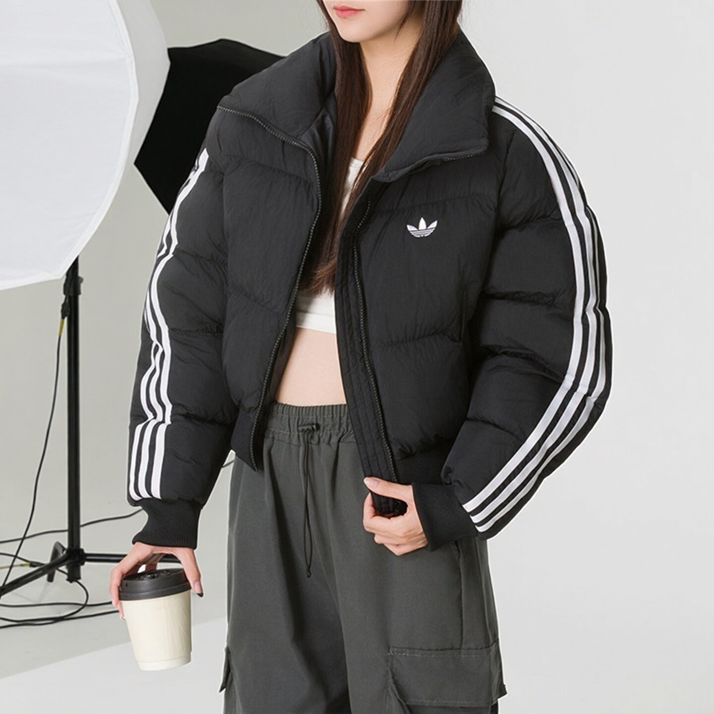 阿迪达斯三叶草女外套2026冬季新款防风保暖舒适短款羽绒服KT4231