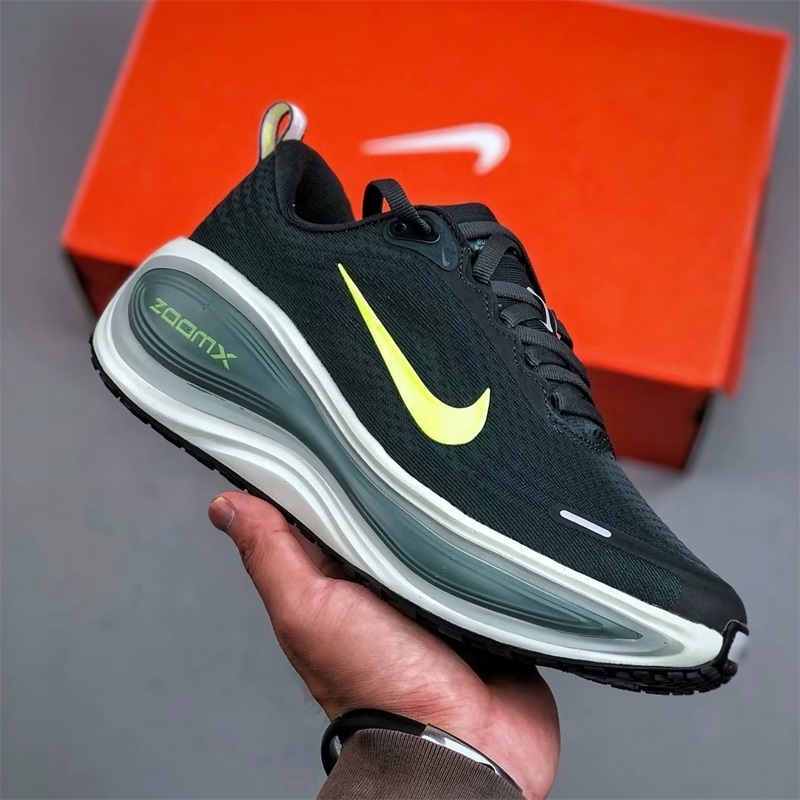 Nike耐克男鞋子2025冬季新款VOMERO PLUS 软弹跑步鞋HV8150-300