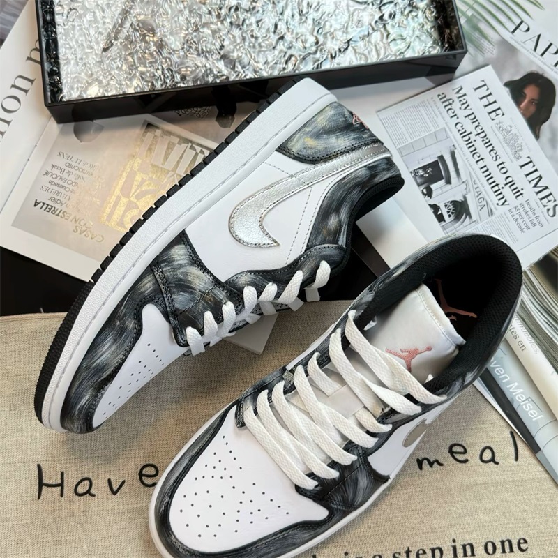 【球鞋定制】耐克NIKE  AIR JORDAN 1 月缕 男款低帮潮流百搭板鞋