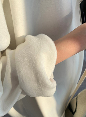 长袖t恤宽松打底衫2026新款女秋冬白色内搭加绒鲨鱼裤搭配的上衣