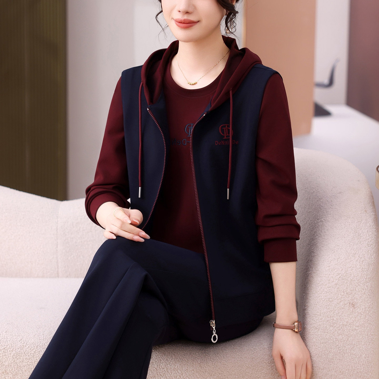 妈妈秋装连帽马甲外套中老年人卫衣运动套装中年女春秋上衣三件套