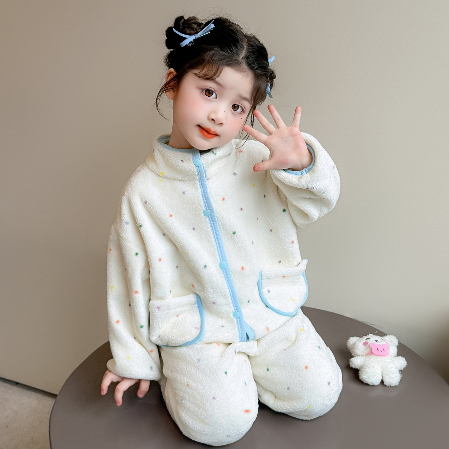 女童睡衣套装2025新款秋冬法兰绒保暖彩色波点开衫家居服珊瑚绒款