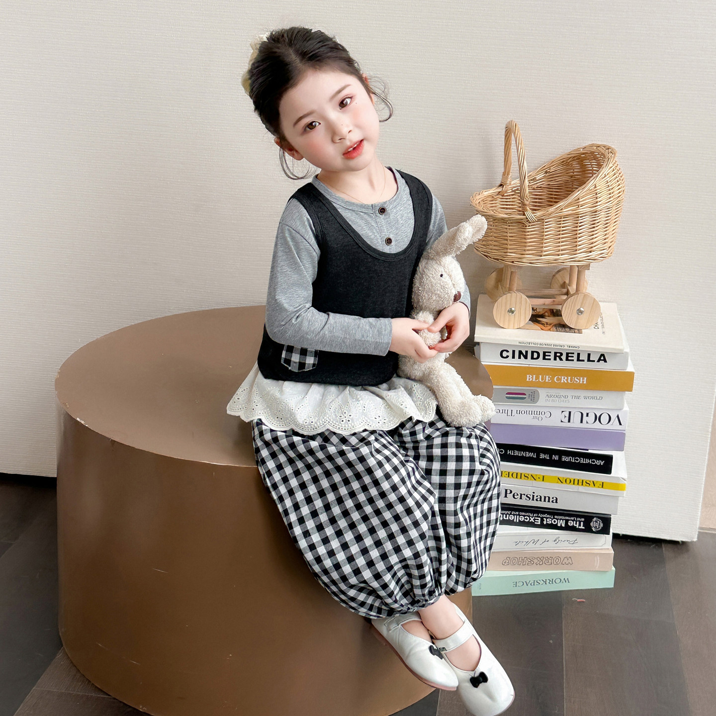 女童套装2026新款春秋长袖打底衫花边马甲女宝宝束脚格子裤三件套