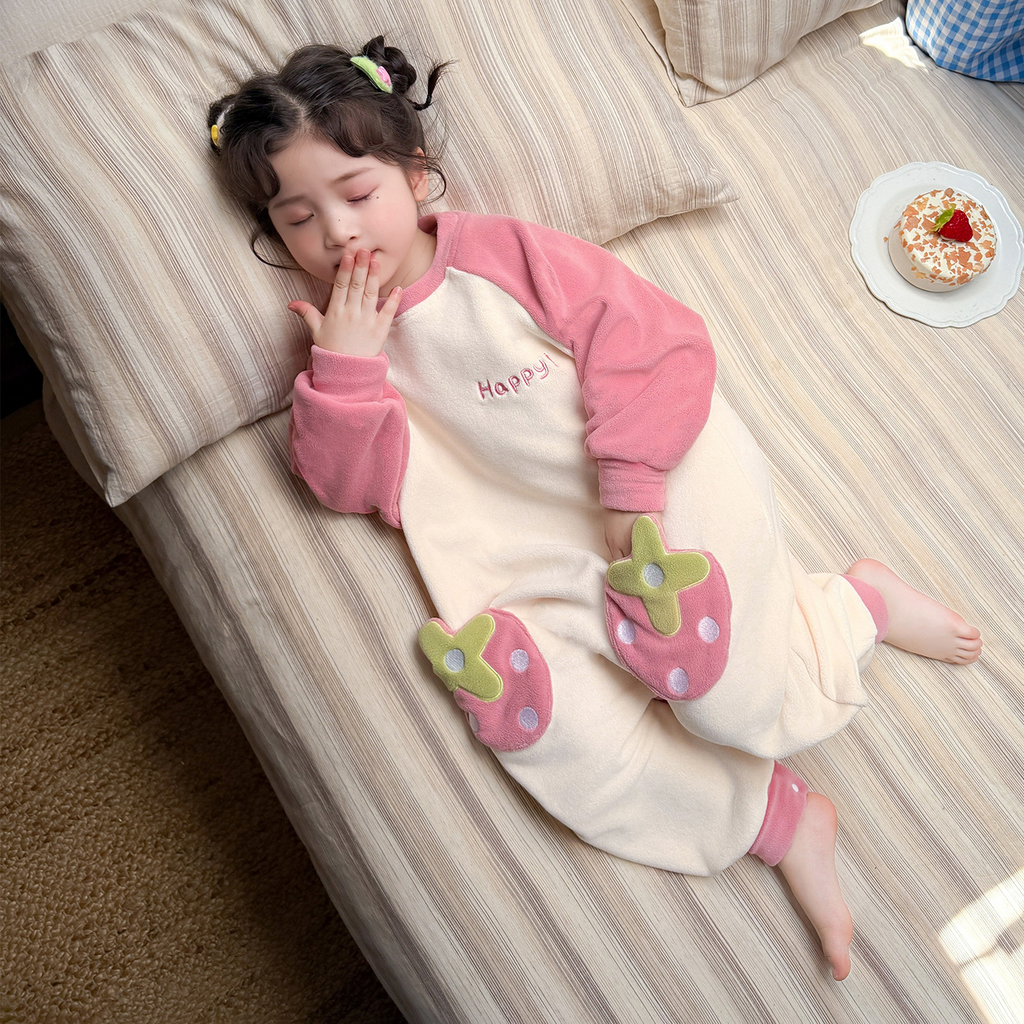 女童睡衣2025新款秋冬珊瑚绒保暖卡通草莓家居服女宝宝空调服连体