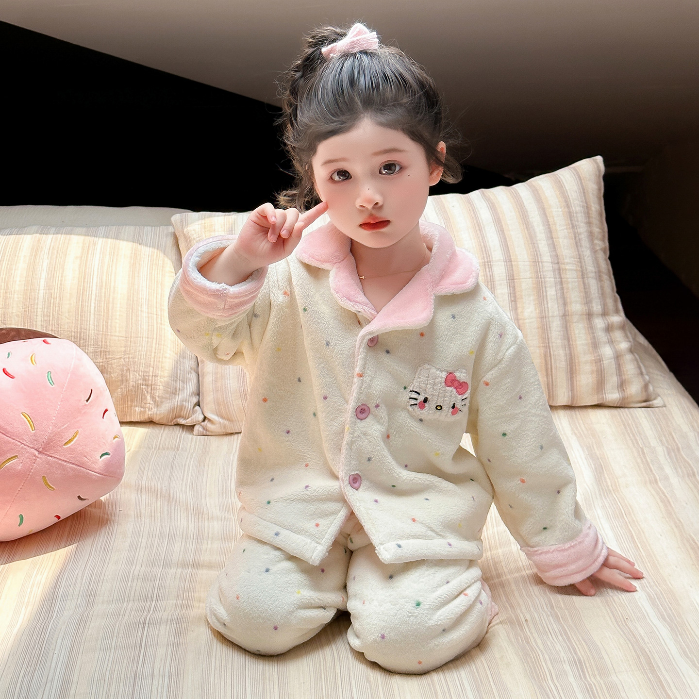 女童睡衣套装2025新款秋冬翻领可爱波点KT猫保暖珊瑚绒休闲家居服