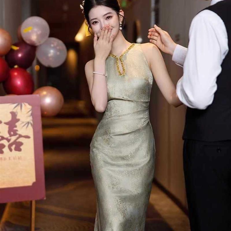 新中式挂脖旗袍订婚礼服女2025新款高级感绿色结婚晨袍新娘敬酒服